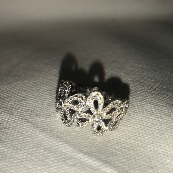 Lia Sophia Abloom ring - Size 7 - Picture 2 of 4